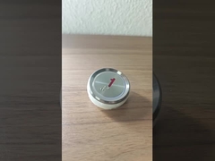 승강기 누름 버튼은 타이탄아이즈 스테인레스 스틸 표면을 반영합니다